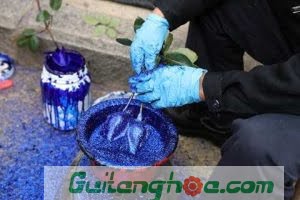 Thêm nước sơn phủ kèm theo kim tuyến nữa thì những bông hoa sẽ lung linh