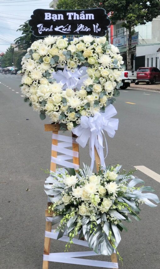 HCB 113 Vòng Hoa Viếng Trái Tim Tông Trắng