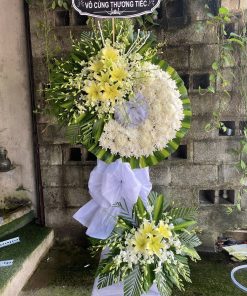 HCB 152 Vòng Hoa Viếng Lan Trắng Ly Vàng