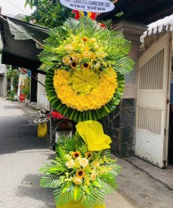 HCB 153 Vòng Hoa Viếng Màu Vàng